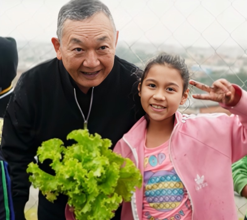Prefeito Doutor Sato participa de colheita na horta escolar da E.M. Demilson Soares Molica 