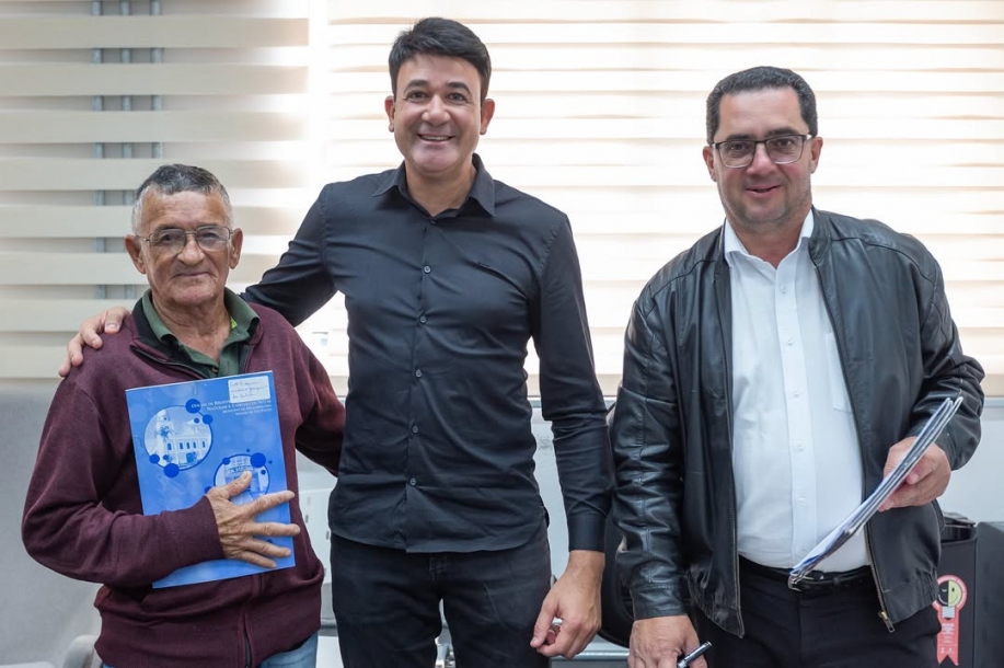 Rodrigo Andrade realiza entrega dos Títulos de Propriedade às famílias do Jardim Brasil