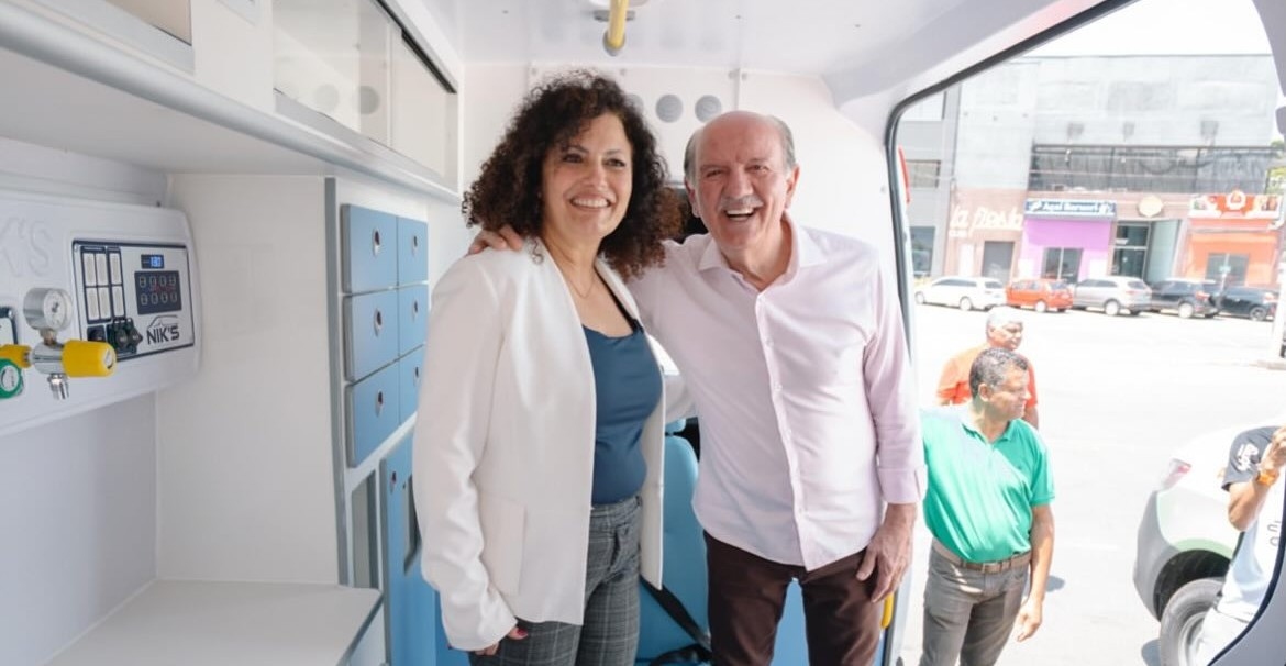 Prefeito Beto Piteri e vice Doutora Cláudia Marques entregam novas ambulâncias em Barueri