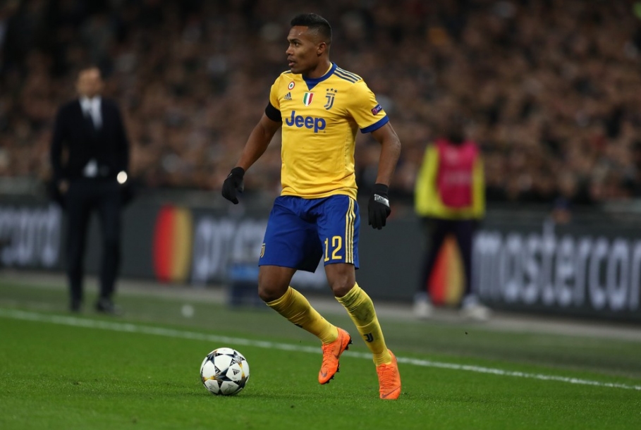 Tite chama Alex Sandro para vaga de Filipe Luís