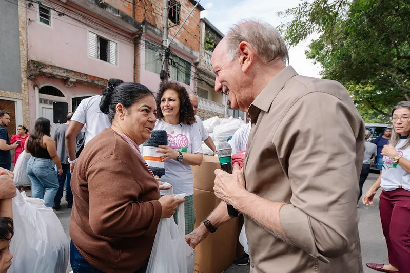 Beto Piteri recebe carinho de moradores durante a Campanha do Agasalho em Barueri