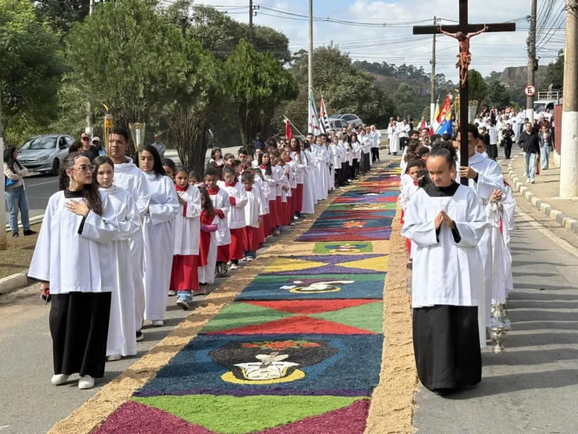 Cajamar celebra Corpus Christi com tapete de mais de 500 metros de extensão