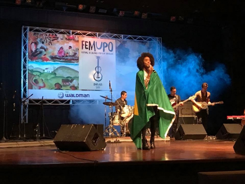 Cantora  Marília Lopes se apresenta no Centro de Eventos