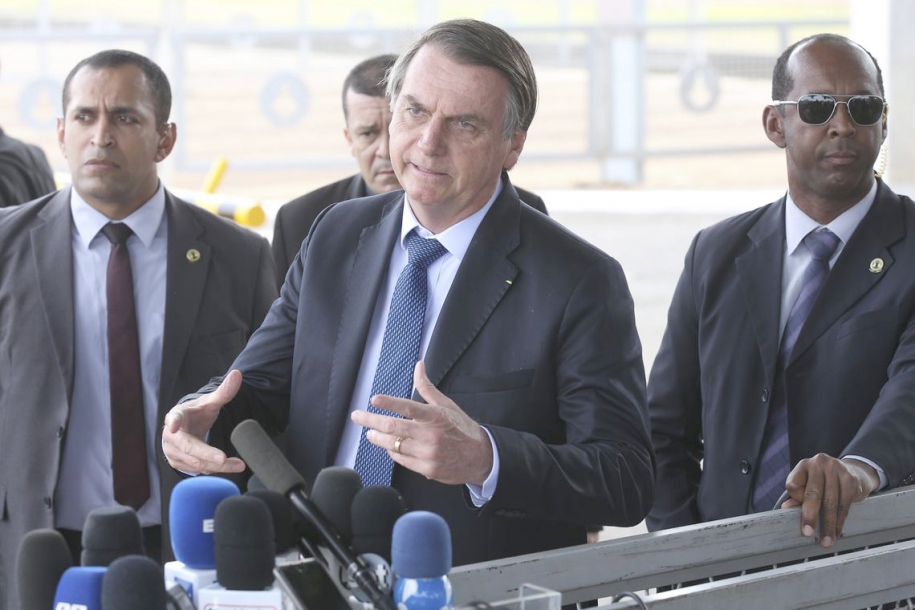 Bolsonaro desafia governadores a reduzirem imposto do combustível