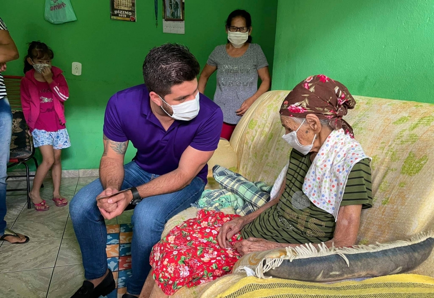 Danilo Joan acompanha vacinação de idosa de 110 anos em Cajamar