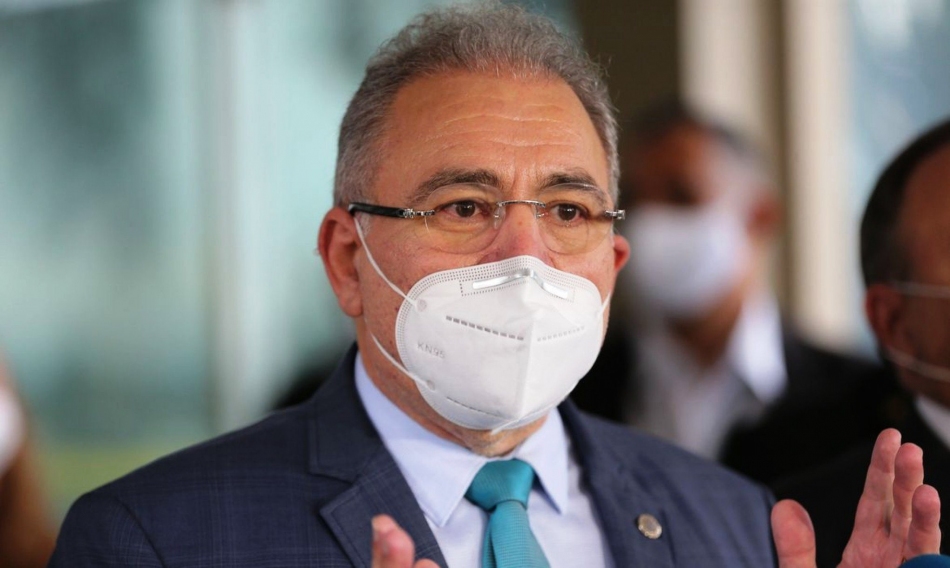 Ministro da Saúde quer vacinar mais de 1 milhão de pessoas ao dia