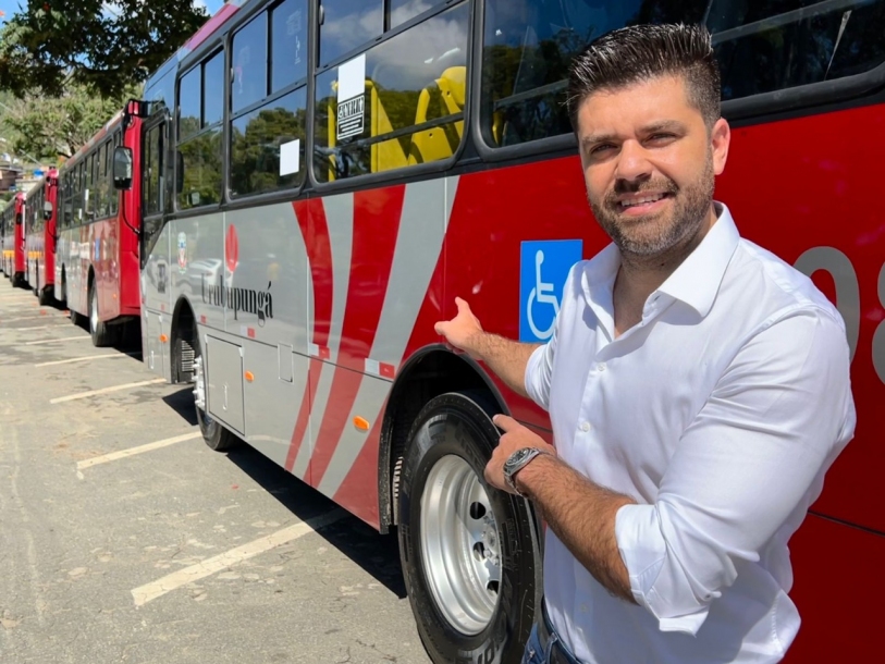 Danilo Joan aumenta frota e entrega 8 novos ônibus com ar-condicionado