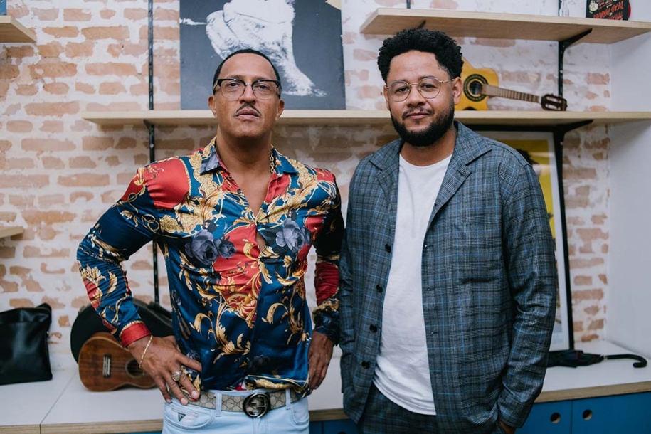 Mano Brown recebe Emicida em seu podcast