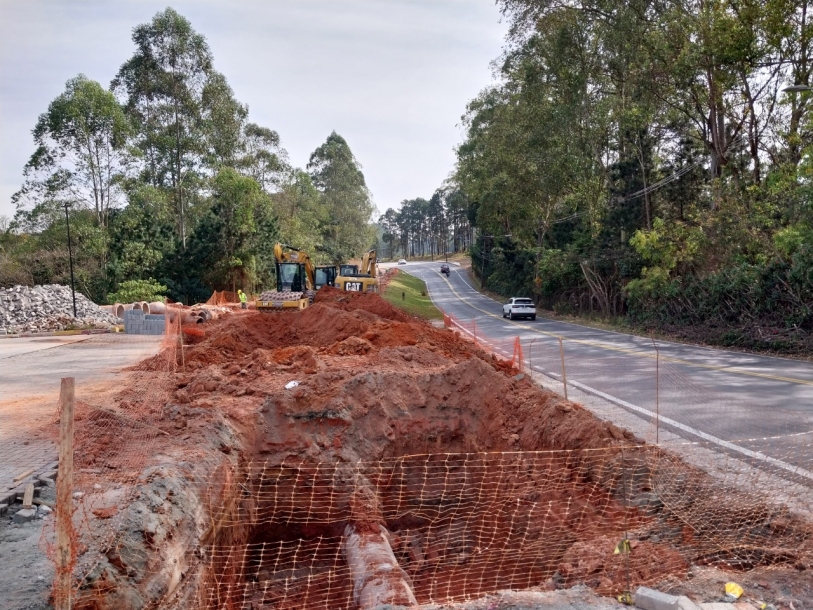 Prefeitura realiza alargamento em trecho da estrada Yojiro Takaoka 