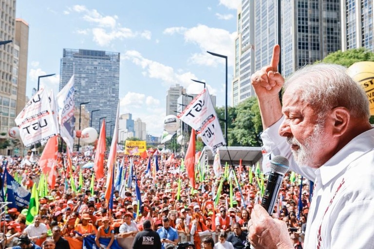 Lula diz que amplo programa de investimento em infraestrutura vai gerar emprego e renda