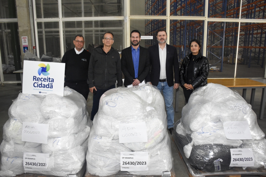 Fundo Social de Cajamar recebe doações de roupas da Receita Federal