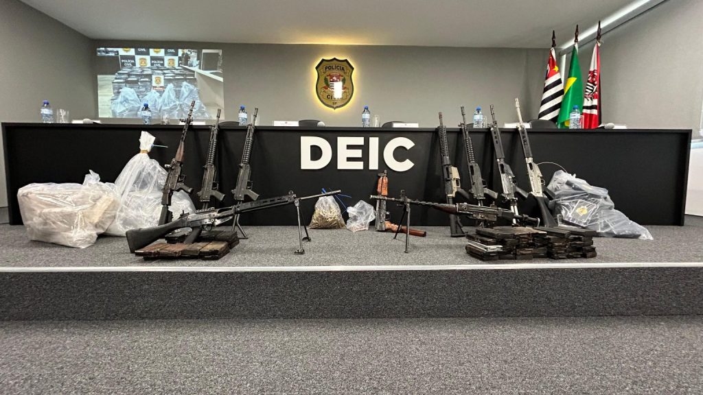 Polícia de SP apreende 10 fuzis de guerra e mais de 1,5 tonelada de cocaína 