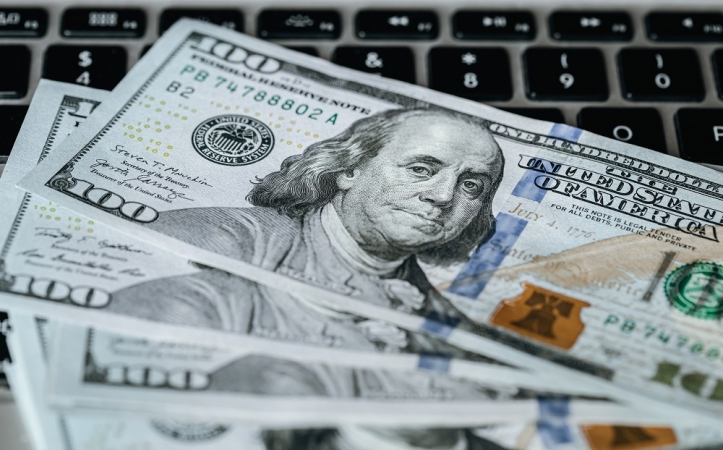 Dólar cai para R$ 5,86 e fecha no menor nível em dois meses